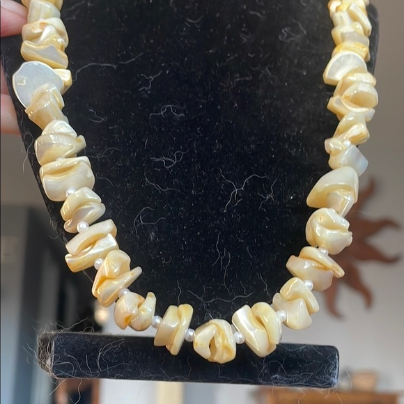 Vintage Jewelry - Vintage mother of pearl Elegant Cream Shell chip Necklace